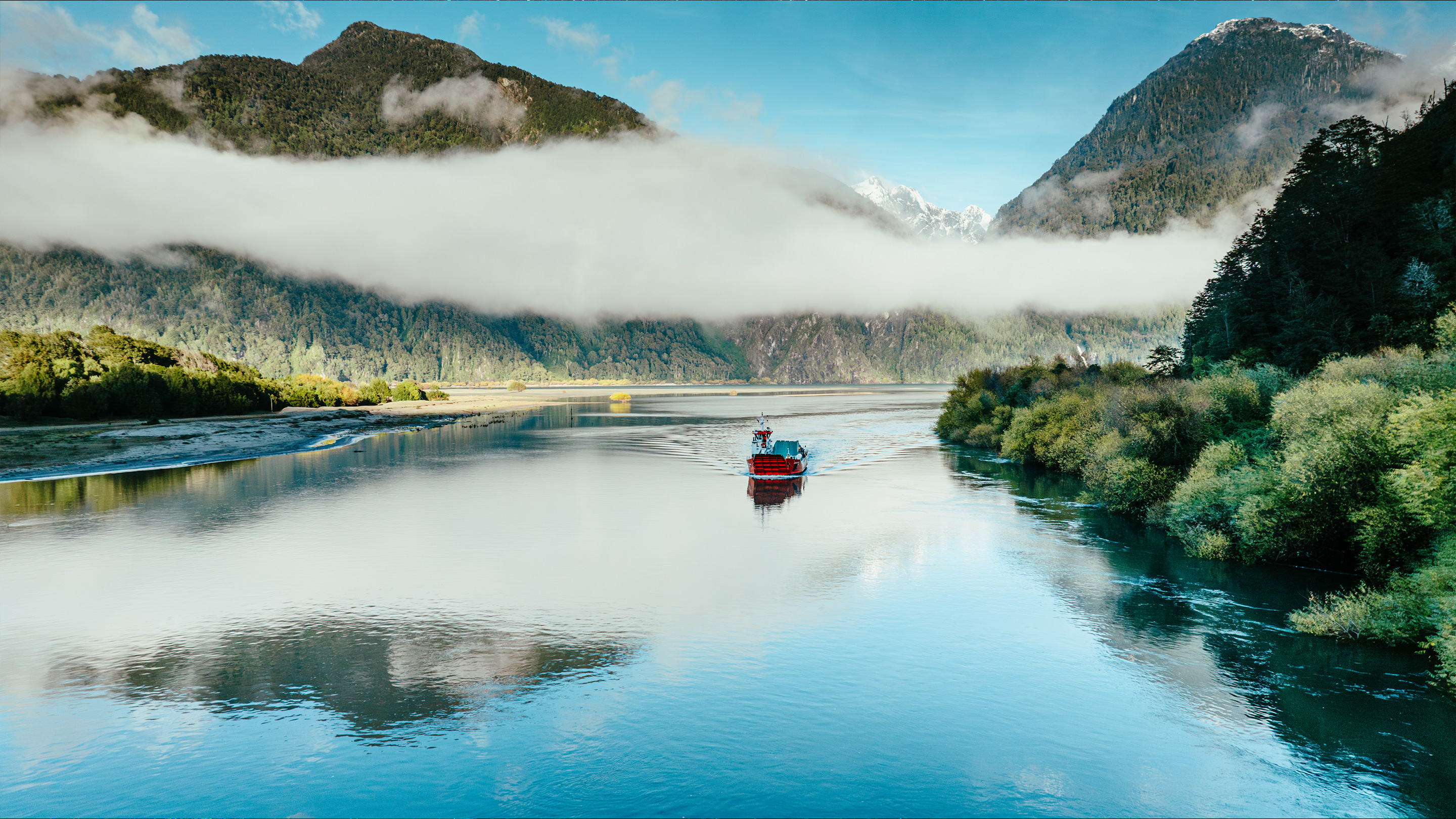 Río Palena — Bote en río patagónico